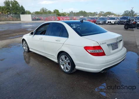 2010 Mercedes-Benz C 300 Sport 4Matic z USA, uszkodzony, nr VIN WDDGF8BB7AR105115